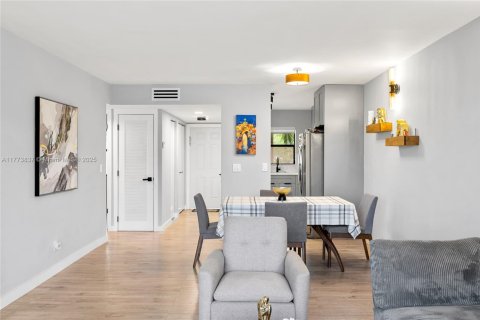 Condominio en venta en Sunrise, Florida, 2 dormitorios, 83.98 m2 № 1758810 - foto 9