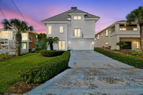 House in New Smyrna Beach, Florida 3 bedrooms, 220.36 sq.m. № 2122512