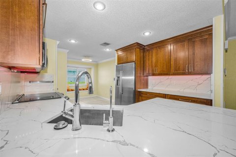 Condo in Sun City Center, Florida, 2 bedrooms  № 2150796 - photo 12