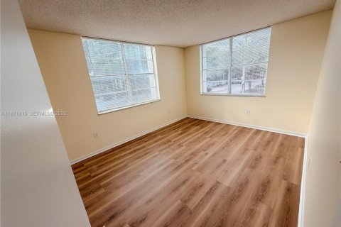 Condominio en alquiler en Miami, Florida, 2 dormitorios, 96.25 m2 № 2032436 - foto 6