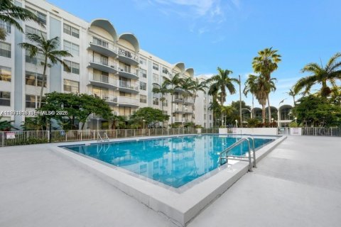 Condominio en alquiler en Miami, Florida, 2 dormitorios, 96.25 m2 № 2032436 - foto 16