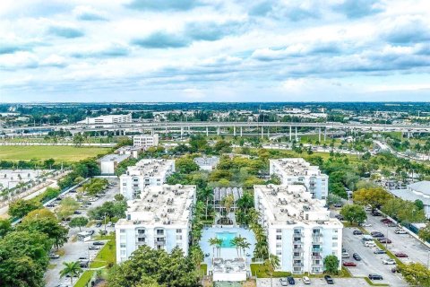 Condominio en alquiler en Miami, Florida, 2 dormitorios, 96.25 m2 № 2032436 - foto 2