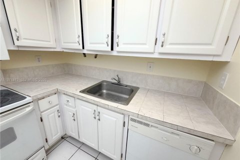 Condominio en alquiler en Miami, Florida, 2 dormitorios, 96.25 m2 № 2032436 - foto 4