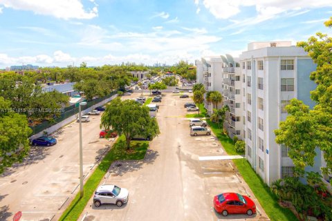 Condominio en alquiler en Miami, Florida, 2 dormitorios, 96.25 m2 № 2032436 - foto 11