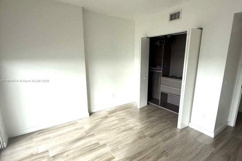 Condo in Miami, Florida, 1 bedroom  № 1956788 - photo 2