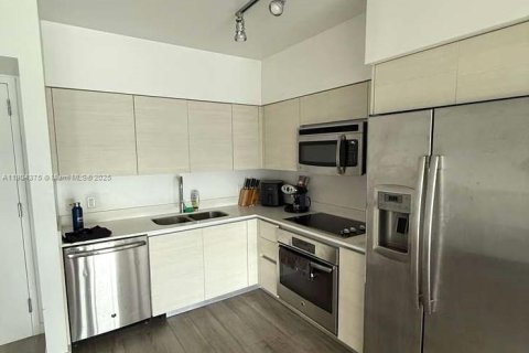 Condo in Miami, Florida, 1 bedroom  № 1956788 - photo 1