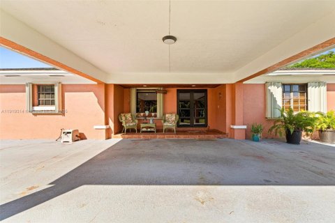 House in Miami, Florida 3 bedrooms, 343.18 sq.m. № 1975482 - photo 8