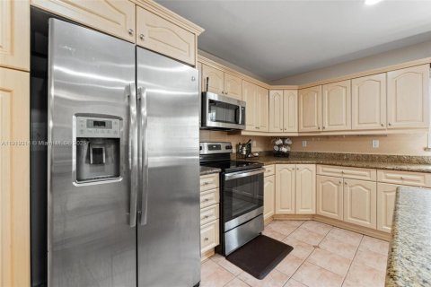 House in Miami, Florida 3 bedrooms, 343.18 sq.m. № 1975482 - photo 16