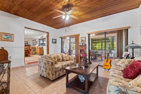 House in Miami, Florida 3 bedrooms, 343.18 sq.m. № 1975482 - photo 10