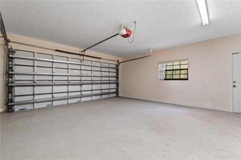 House in Miami, Florida 3 bedrooms, 343.18 sq.m. № 1975482 - photo 23