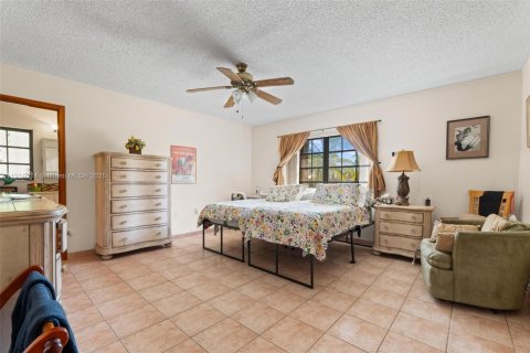 House in Miami, Florida 3 bedrooms, 343.18 sq.m. № 1975482 - photo 26