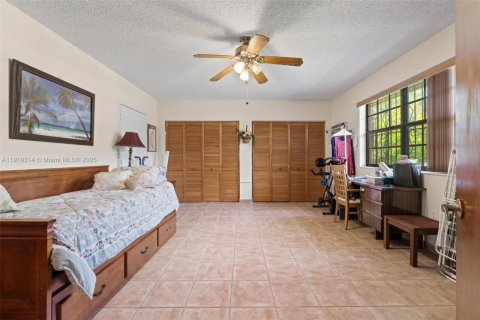 House in Miami, Florida 3 bedrooms, 343.18 sq.m. № 1975482 - photo 25