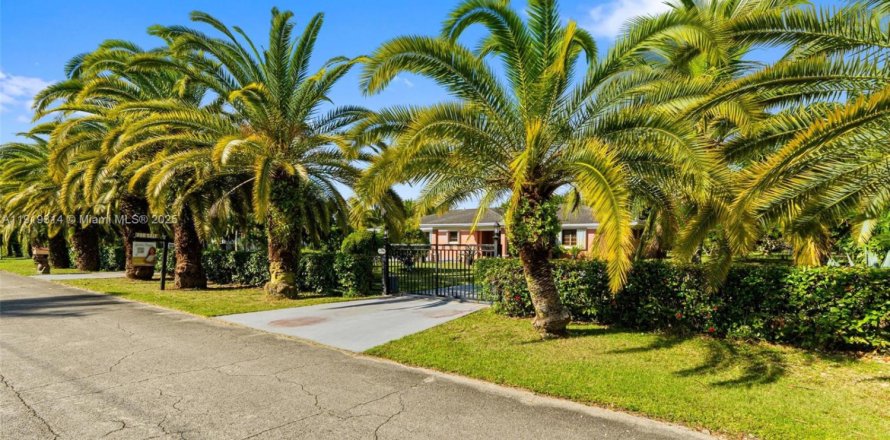 House in Miami, Florida 3 bedrooms, 343.18 sq.m. № 1975482