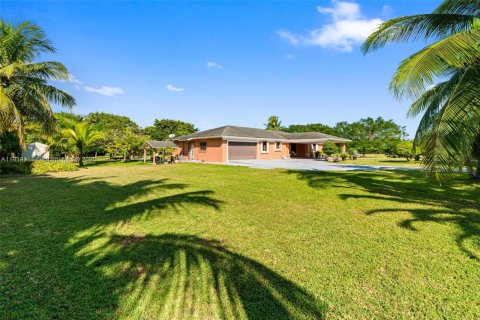 House in Miami, Florida 3 bedrooms, 343.18 sq.m. № 1975482 - photo 3