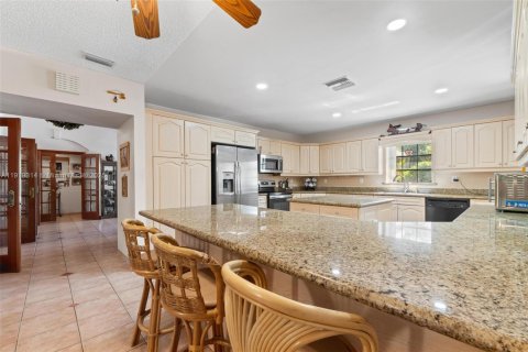 House in Miami, Florida 3 bedrooms, 343.18 sq.m. № 1975482 - photo 13