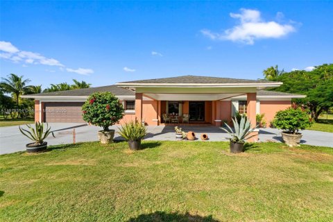 House in Miami, Florida 3 bedrooms, 343.18 sq.m. № 1975482 - photo 6