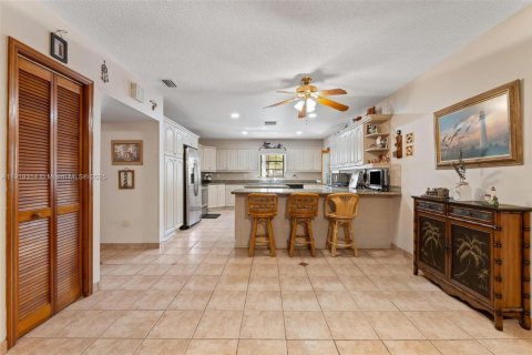 House in Miami, Florida 3 bedrooms, 343.18 sq.m. № 1975482 - photo 12