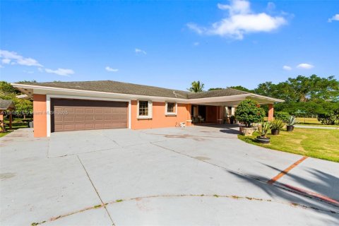 House in Miami, Florida 3 bedrooms, 343.18 sq.m. № 1975482 - photo 4