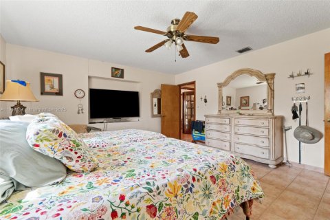 House in Miami, Florida 3 bedrooms, 343.18 sq.m. № 1975482 - photo 27