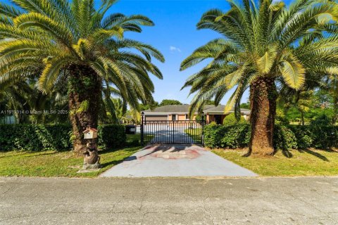 House in Miami, Florida 3 bedrooms, 343.18 sq.m. № 1975482 - photo 2