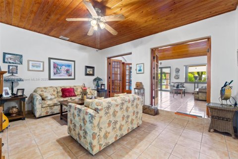 House in Miami, Florida 3 bedrooms, 343.18 sq.m. № 1975482 - photo 11