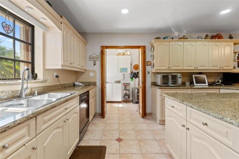 House in Miami, Florida 3 bedrooms, 343.18 sq.m. № 1975482 - photo 18