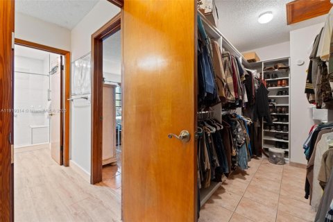 House in Miami, Florida 3 bedrooms, 343.18 sq.m. № 1975482 - photo 30