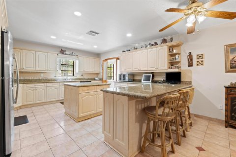 House in Miami, Florida 3 bedrooms, 343.18 sq.m. № 1975482 - photo 14