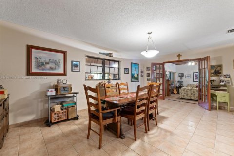 House in Miami, Florida 3 bedrooms, 343.18 sq.m. № 1975482 - photo 19