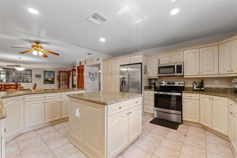 House in Miami, Florida 3 bedrooms, 343.18 sq.m. № 1975482 - photo 17