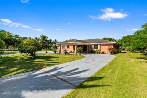 House in Miami, Florida 3 bedrooms, 343.18 sq.m. № 1975482 - photo 5