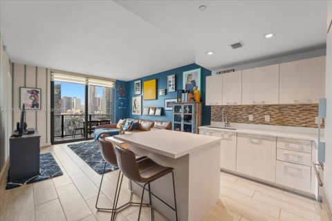 Condominio en venta en Miami, Florida, 1 dormitorio, 70.23 m2 № 1938073 - foto 1