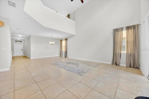 Casa en venta en Kissimmee, Florida, 5 dormitorios, 286.23 m2 № 1908330 - foto 18