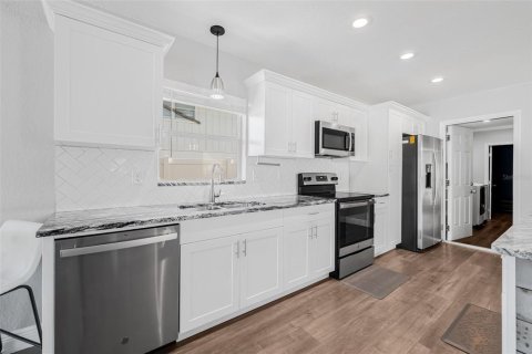 House in Tampa, Florida 3 bedrooms, 168.9 sq.m. № 1634111 - photo 8
