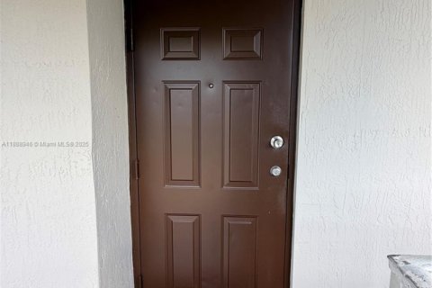 Снять в аренду кондоминиум в Хомстед, Флорида 3 спальни, 109.81м2, № 1943677 - фото 1