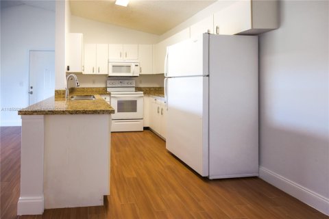 Condominio en alquiler en Coconut Creek, Florida, 1 dormitorio, 78.6 m2 № 1887590 - foto 3