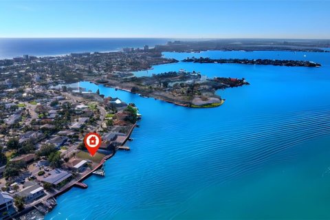 House in Saint Pete Beach, Florida 4 bedrooms, 325.16 sq.m. № 2118508 - photo 7