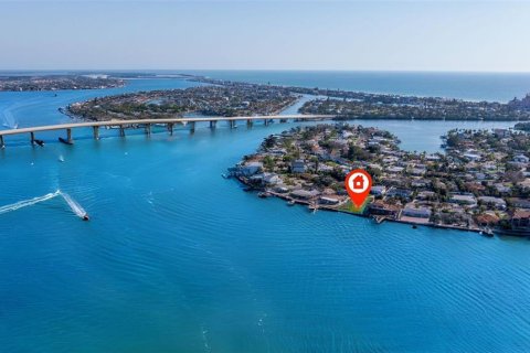 House in Saint Pete Beach, Florida 4 bedrooms, 325.16 sq.m. № 2118508 - photo 6