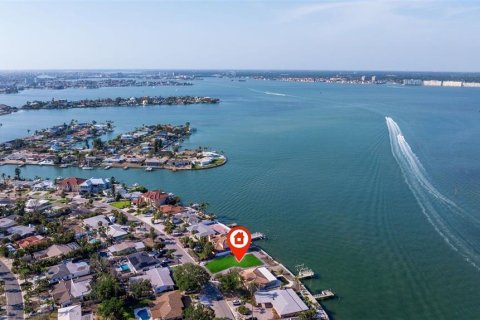 House in Saint Pete Beach, Florida 4 bedrooms, 325.16 sq.m. № 2118508 - photo 9