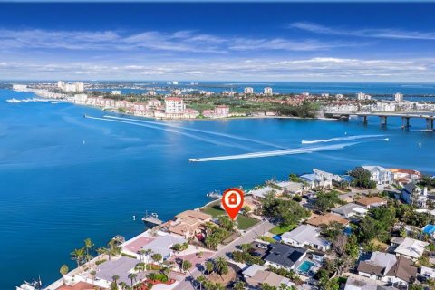 House in Saint Pete Beach, Florida 4 bedrooms, 325.16 sq.m. № 2118508 - photo 5