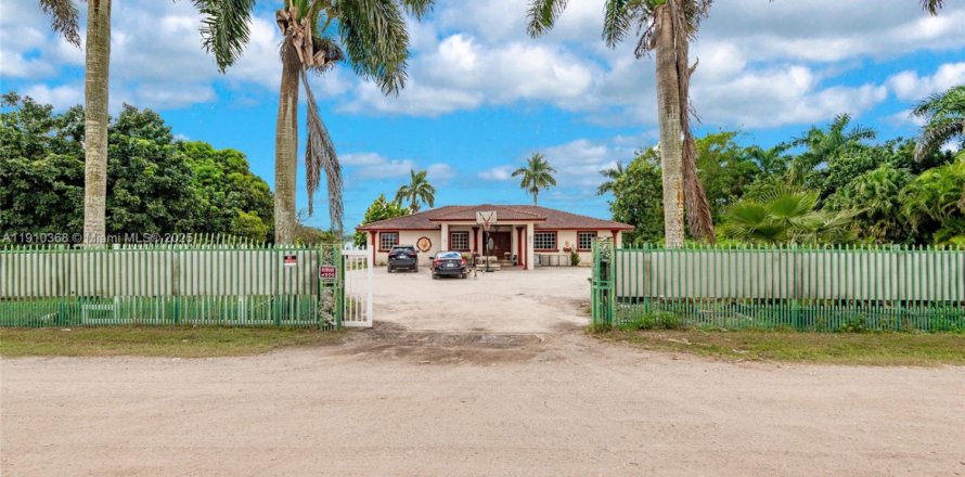 Villa ou maison à Miami, Floride 3 chambres, 483.37 m2 № 1966484