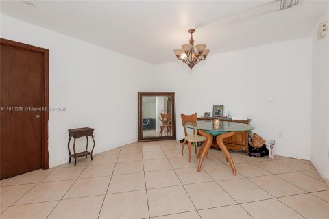 Villa ou maison à vendre à Miami, Floride: 3 chambres, 483.37 m2 № 1966484 - photo 20