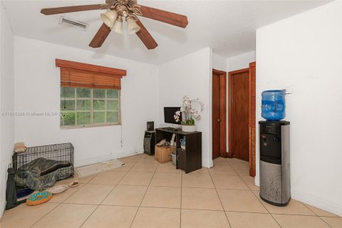 Villa ou maison à vendre à Miami, Floride: 3 chambres, 483.37 m2 № 1966484 - photo 11