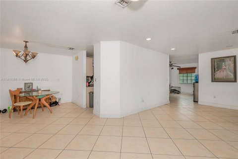 Villa ou maison à vendre à Miami, Floride: 3 chambres, 483.37 m2 № 1966484 - photo 7