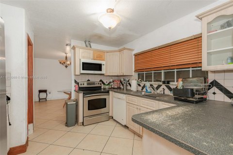 Villa ou maison à vendre à Miami, Floride: 3 chambres, 483.37 m2 № 1966484 - photo 4