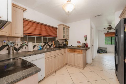 Villa ou maison à vendre à Miami, Floride: 3 chambres, 483.37 m2 № 1966484 - photo 3