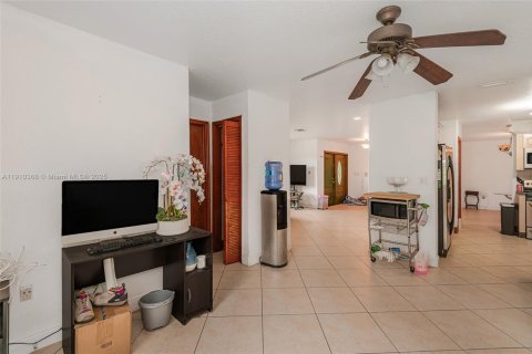 Villa ou maison à vendre à Miami, Floride: 3 chambres, 483.37 m2 № 1966484 - photo 18