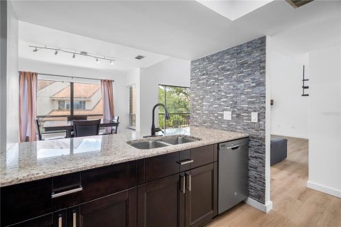 Condo in Tampa, Florida, 2 bedrooms  № 1835219 - photo 22