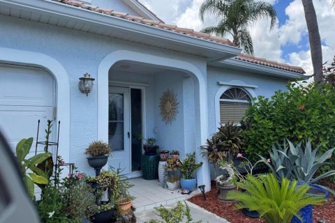House in Stuart, Florida 3 bedrooms, 142.7 sq.m. № 2384781 - photo 3