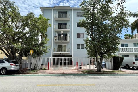 Condo in Miami Beach, Florida, 1 bedroom  № 1923493 - photo 1